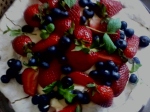 Fragilité lagkage med friske jordbær og blåbær